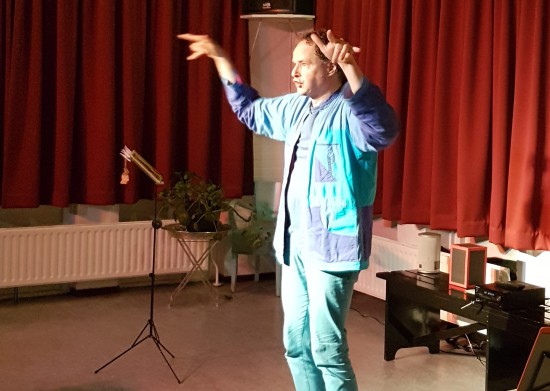 Arie Vuyk kreeg zaterdagavond de lachers op zijn hand. Arie Vuyk kreeg zaterdagavond de lachers op zijn hand.