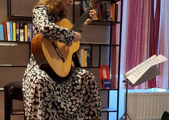 Noortje Vredeveld bespeelde weer haar klassieke gitaar Noortje Vredeveld bespeelde weer haar klassieke gitaar