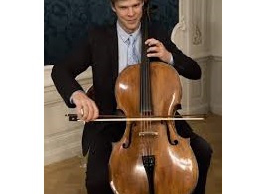 Joachim Eijlander laat zijn cello scannen. Joachim Eijlander laat zijn cello scannen.