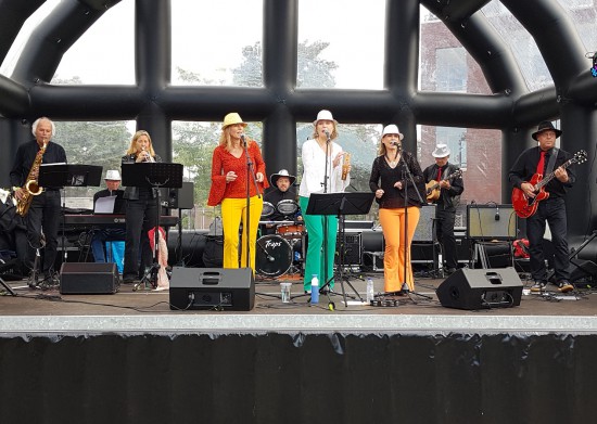 Aanvankelijk nat, maar toch zeer geslaagd muziekfestival Aanvankelijk nat, maar toch zeer geslaagd muziekfestival
