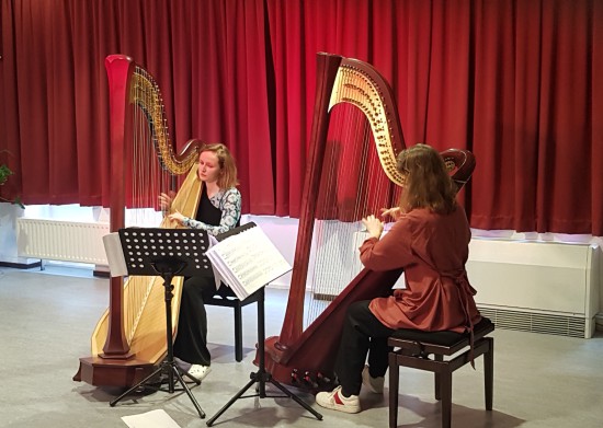 Harpduo Sanne & Sara verzorgden een prachtige voorstelling Harpduo Sanne & Sara verzorgden een prachtige voorstelling