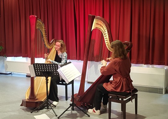 Harpduo Sanne & Sara verzorgden een prachtige voorstelling