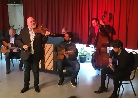 Koninklijk Zigeunerorkest zet de Kruisdam op zijn kop. Koninklijk Zigeunerorkest zet de Kruisdam op zijn kop.