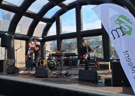 Muziekfestival op het Wieltjesplein ondanks de regen toch succes!