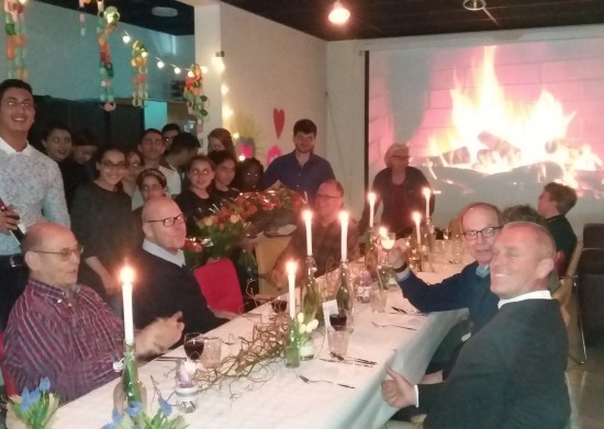 Jongeren bedanken bestuur met diner Jongeren bedanken bestuur met diner