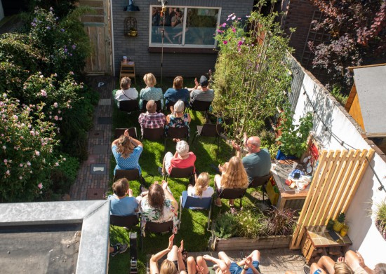 Gluren bij de Buren in tuinen én huiskamers Gluren bij de Buren in tuinen én huiskamers
