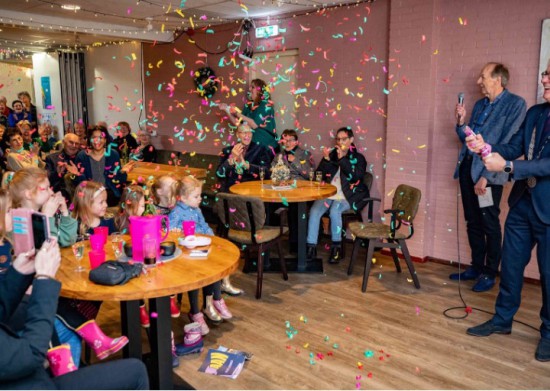 Feest in het vernieuwde wijkcentrum De Kruisdam: 'De huiskamer van de Hilversumse Meent' Feest in het vernieuwde wijkcentrum De Kruisdam: 'De huiskamer van de Hilversumse Meent'